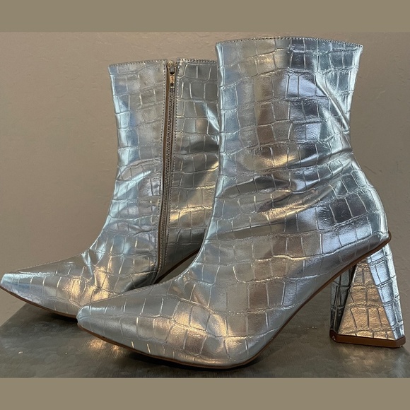 Silver Bootie, Size 6, Like New - Picture 1 of 7